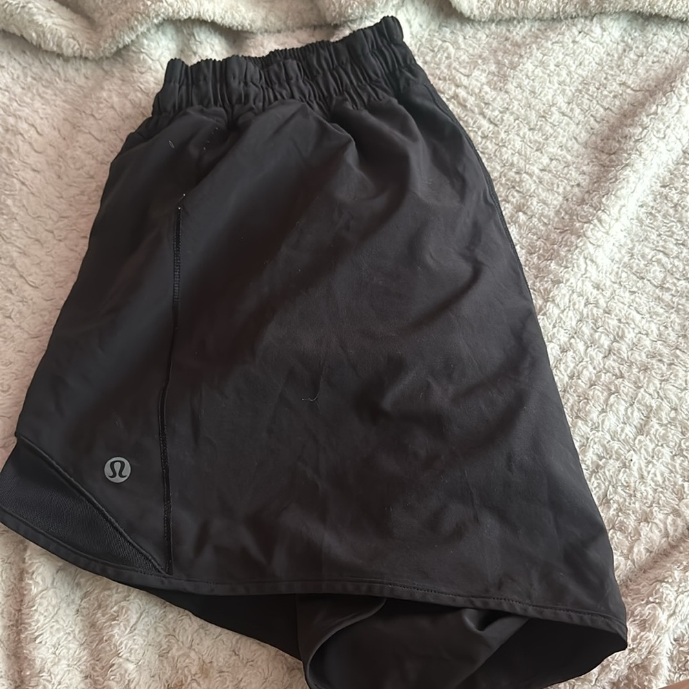 black lululemon shorts